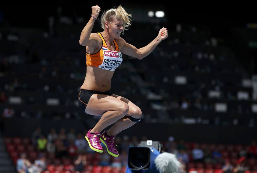 L’olanedese Nadine Broersen dopo la prova di salto in alto all’interno dell’heptathlon. Reuters